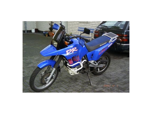 Soporte estribera trasera izquierda SUZUKI DR 800 1988-1992  segunda mano