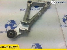 Soporte estribera trasero derecho DAELIM ROADWIN 125 2012-2015  segunda mano
