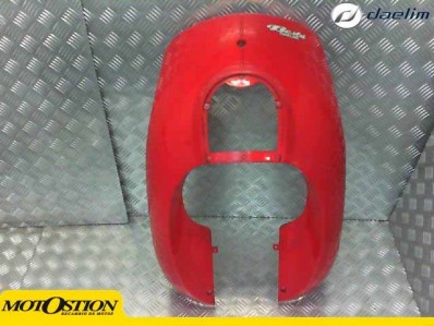 Escudo rojo DAELIM BESBI 125 2008-2012  despiece de moto