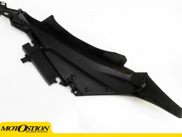 Embellecedor Izquierdo Piloto de Freno Yamaha XMAX 125 2022 - 2024